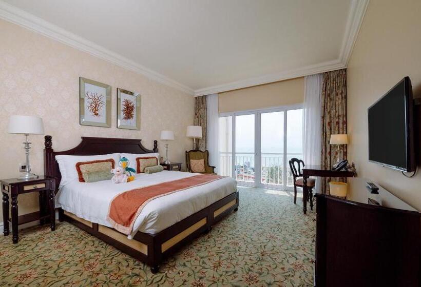 Семейный Номер Deluxe, The Boardwalk Hotel, Convention Centre & Spa