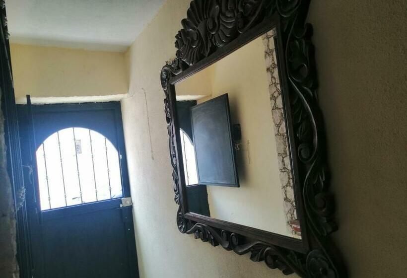 غرفه قياسيه سريرين مزدوجين, Chely