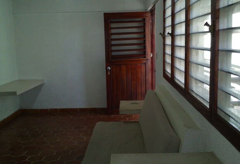 اتاق استاندارد, Safari Inn