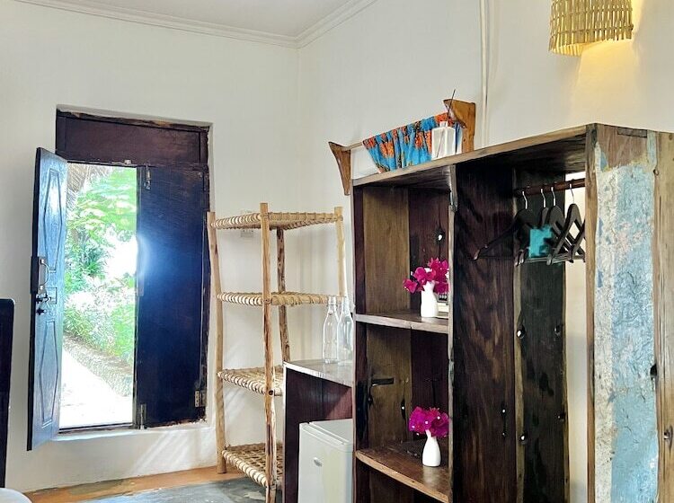 Economy Quadruple Room, Pili Pili Beach Bungalows