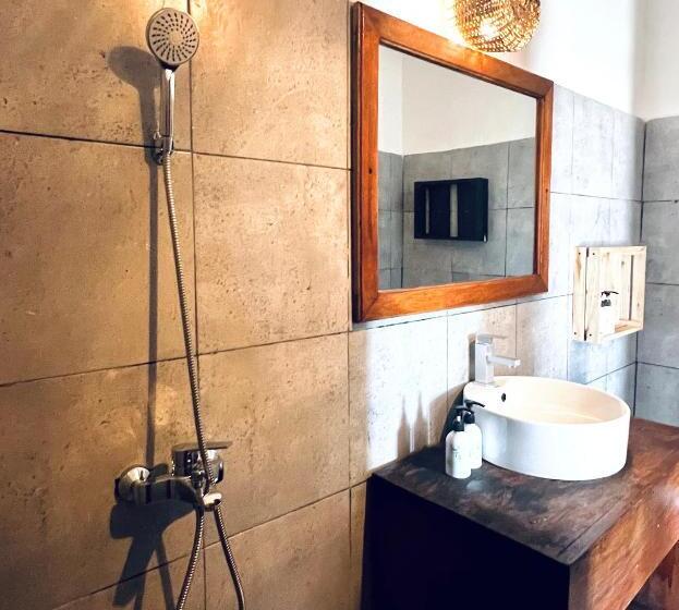 اتاق لوکس با چشم‌انداز دریا, Pili Pili Beach Bungalows