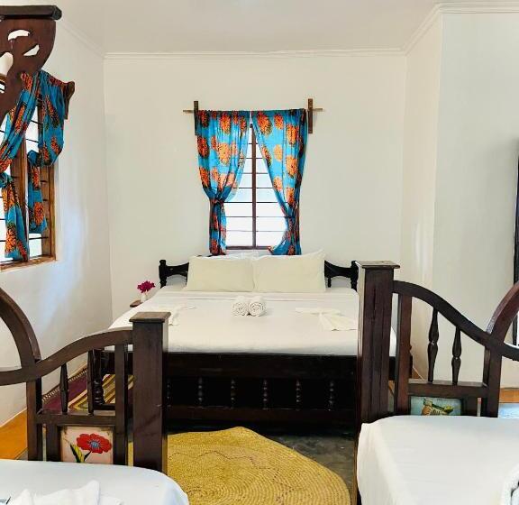 Economy Quadruple Room, Pili Pili Beach Bungalows