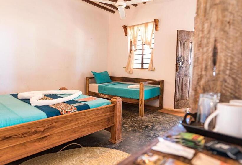 اتاق استاندارد سه تخته با چشم‌انداز باغ, Pili Pili Beach Bungalows