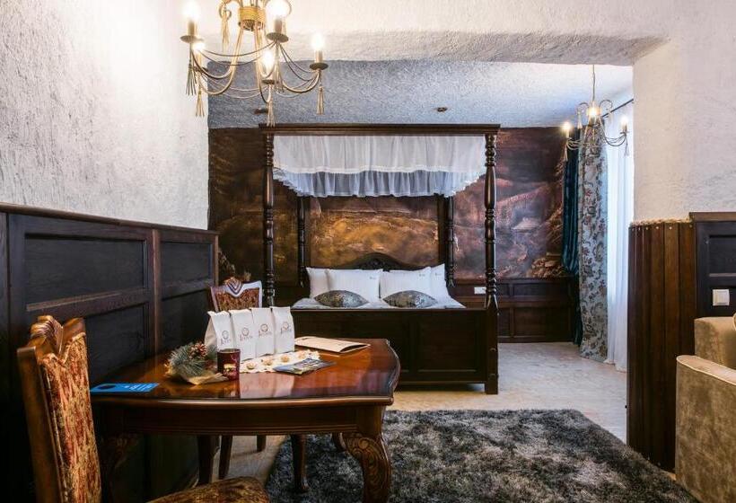 סוויטה, Stara Pravda Hotel   History