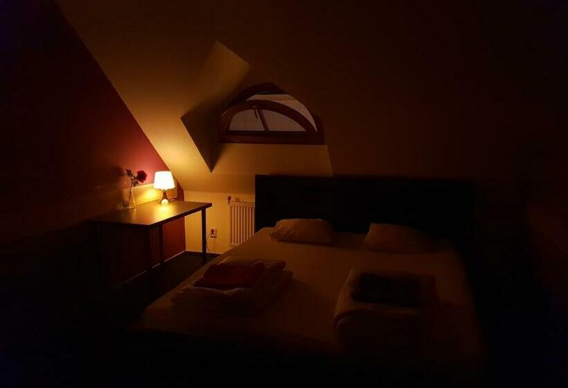 컴포트 룸, Hostel John Galt