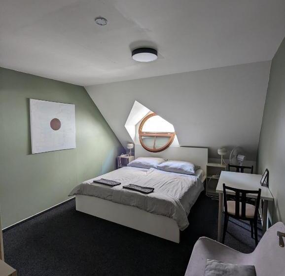 컴포트 룸, Hostel John Galt