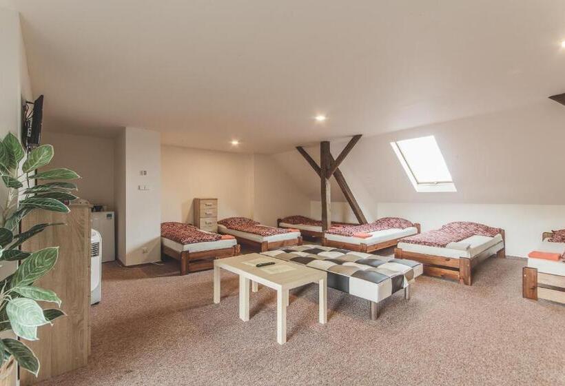 패밀리 룸, Hostel U Arény