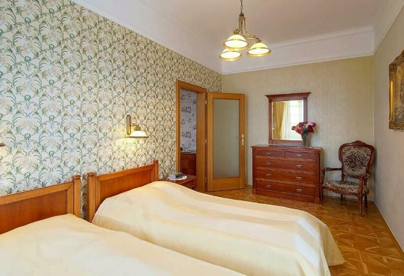 Президентский Люкс, Akademie A Depandance Vila Jarmila