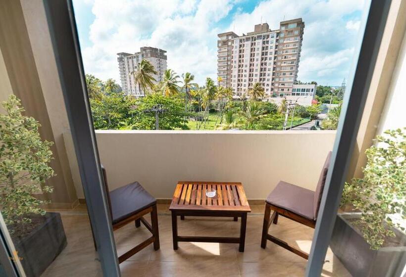 Camera Familiare Deluxe, Tharusha