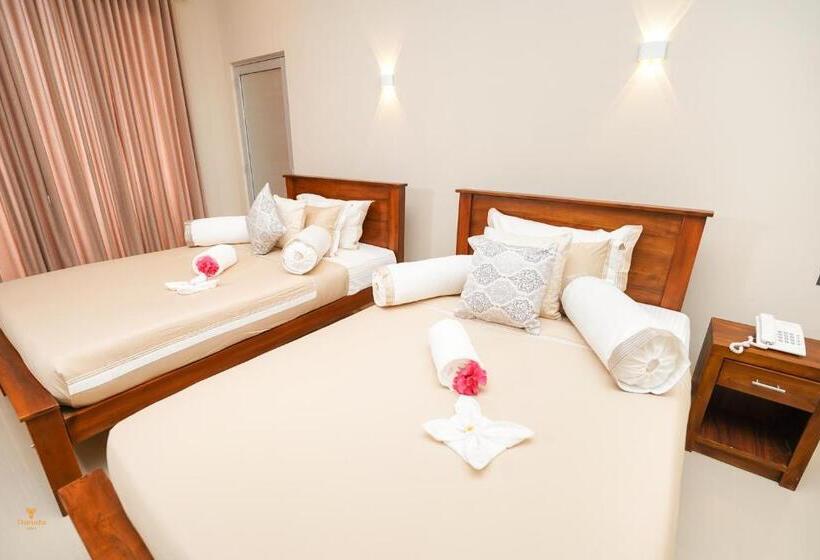 Camera Familiare Deluxe, Tharusha