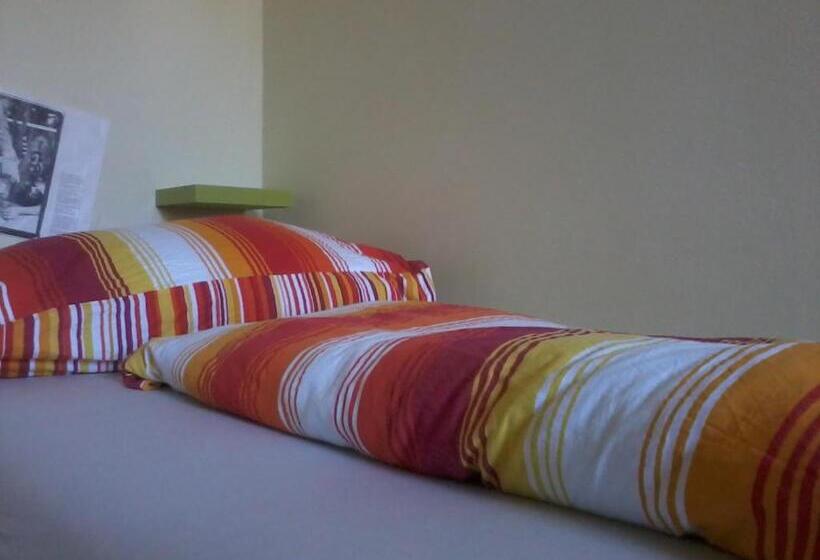 חדר סטנדרט לשלושה עם חדר אמבטיה משוף, Ruta 80 Hostel