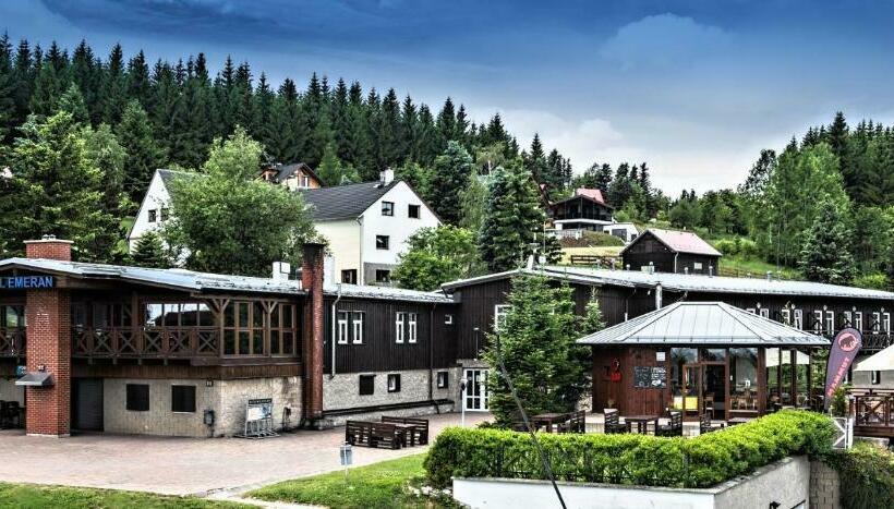 Standard Szoba, Emeran