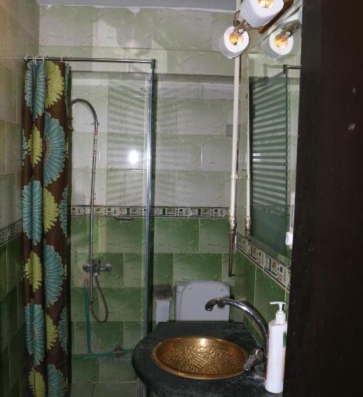 اتاق استاندارد سه تخته با سرویس بهداشتی مشترک, Wake Up! Cairo Hostel