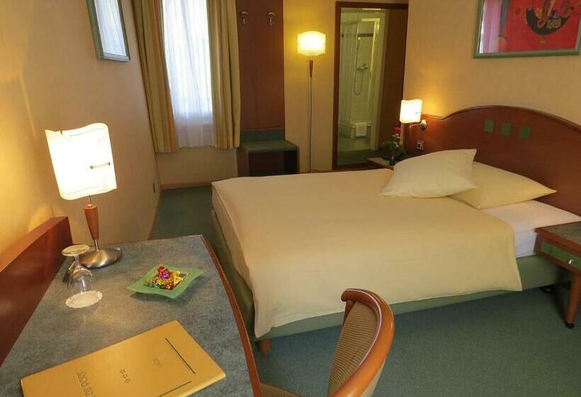 标准单人间, Hôtel Du Port