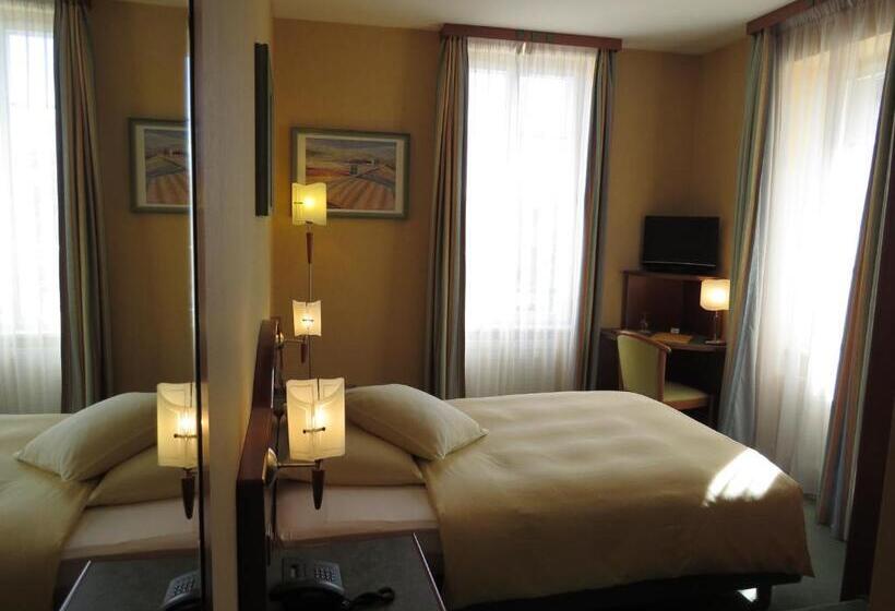 标准单人间, Hôtel Du Port
