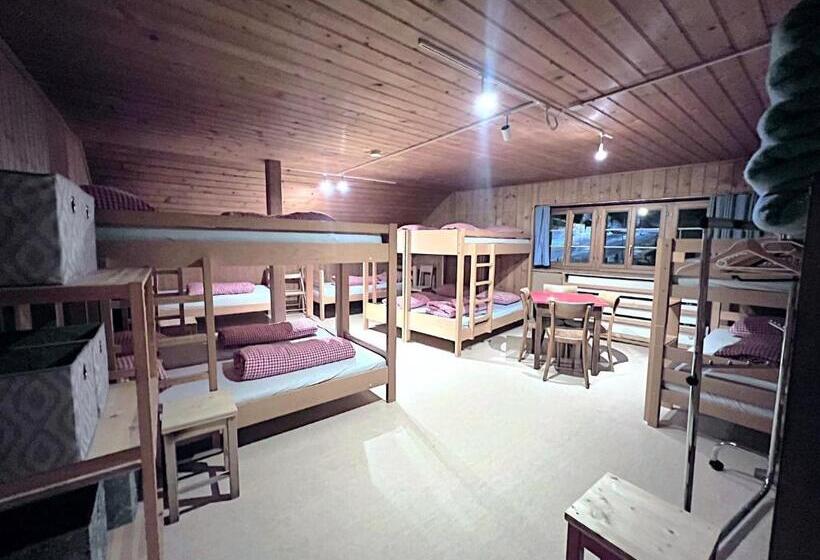 Кровать в Многоместном Номере с Общей Ванной, Jugendherberge Hospental