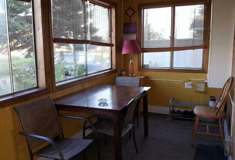 اتاق لوکس, Nisku Guest House