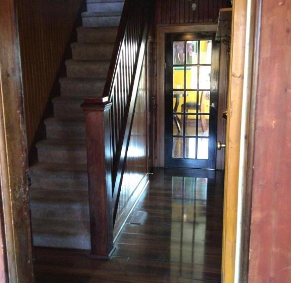 اتاق اکونومی, Nisku Guest House