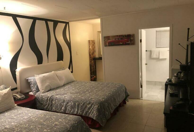 带2个双人床的标准工作室, Sage Hills Motel