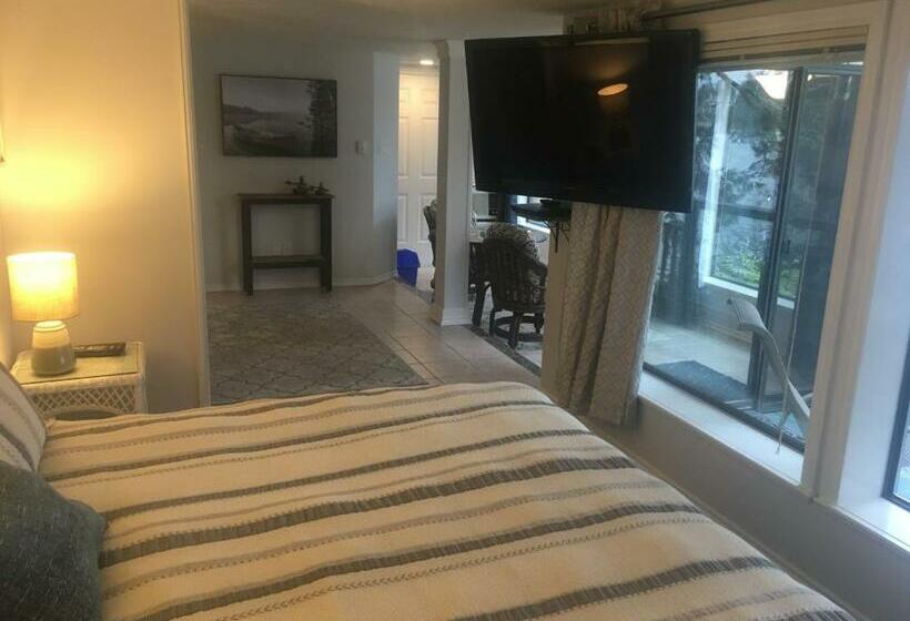 سوئیت با تخت بزرگ, Long Lake Waterfront Bed And Breakfast