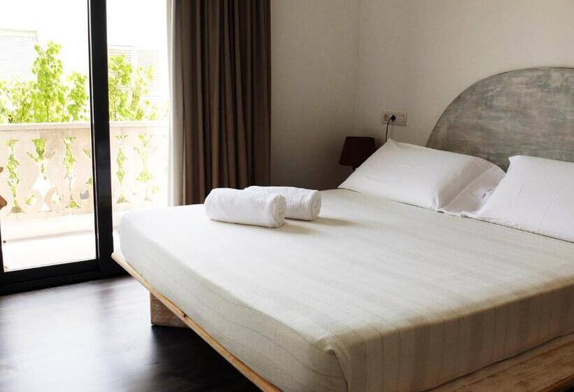 Четырехместный Номер Стандарт с Балконом, Hostal Bon Sol