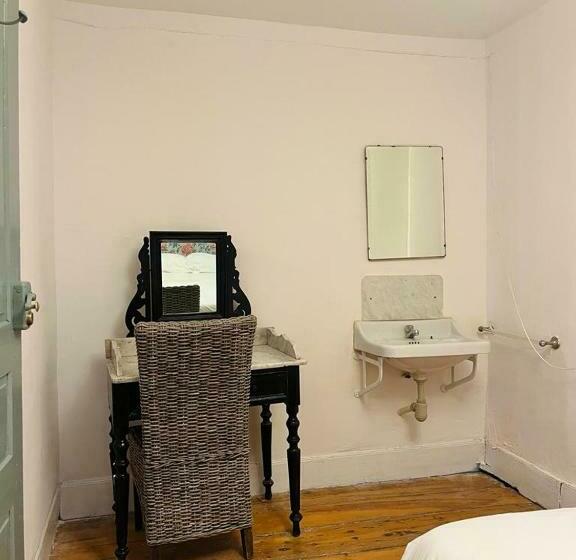 带共用浴室的标准房间, Hostel Baqueira   Refugi Rosta   Pyrenmuseu