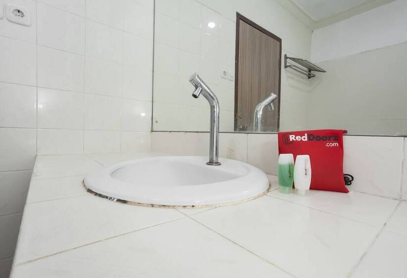 Номер Стандарт, Reddoorz @ Panglima Sudirman