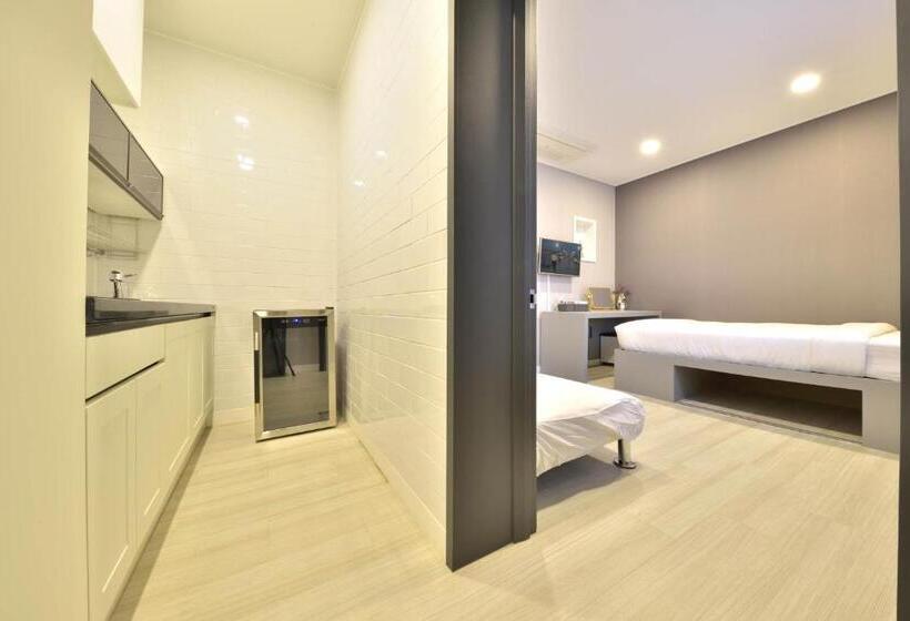 Трехместный Номер Deluxe, With U Hotel & Guesthouse