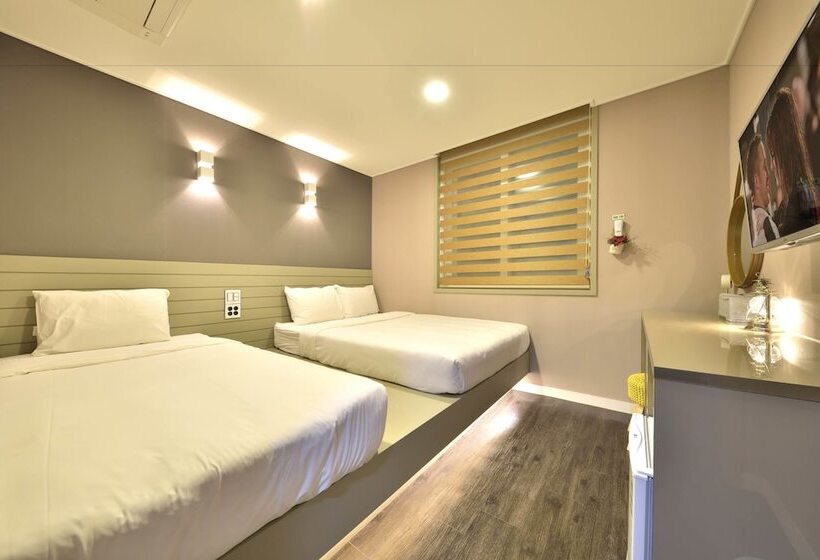 Номер Стандарт Трехместный, With U Hotel & Guesthouse