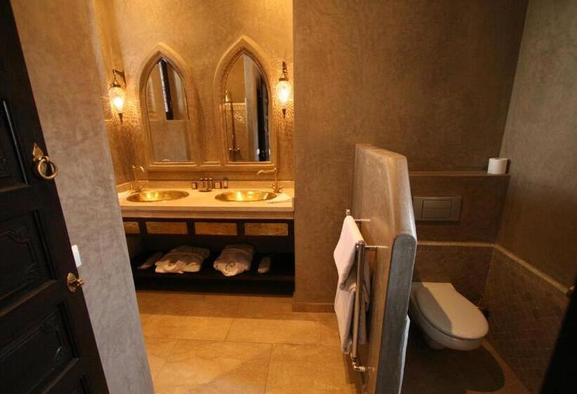 Delüks Oda, Riad Omri