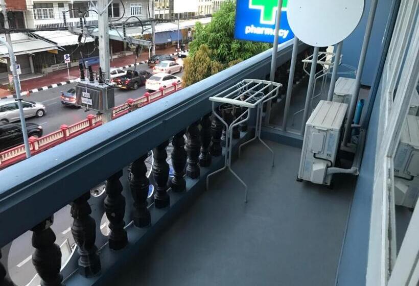 스탠다드 룸 공동 욕실, The Moon Hostel Huahin