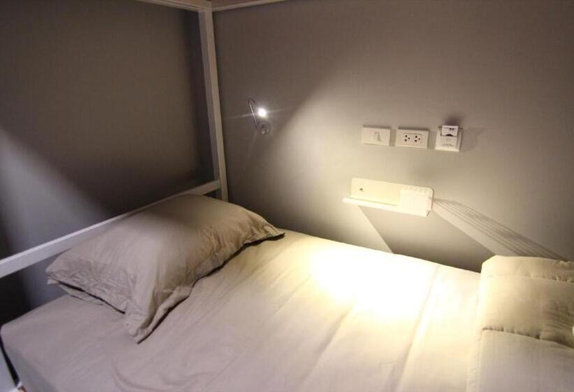 스탠다드 4인용 룸 공용 욕실, The Moon Hostel Huahin