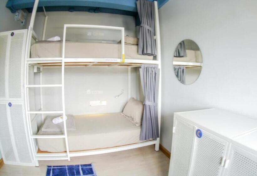 스탠다드 트리픔 룸 공동욕실, The Moon Hostel Huahin