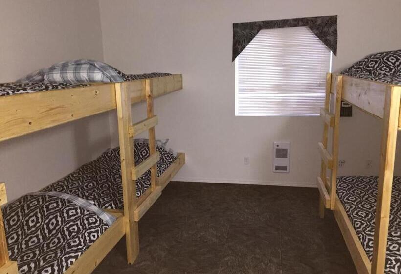 Семейный Номер, Invermere Hostel