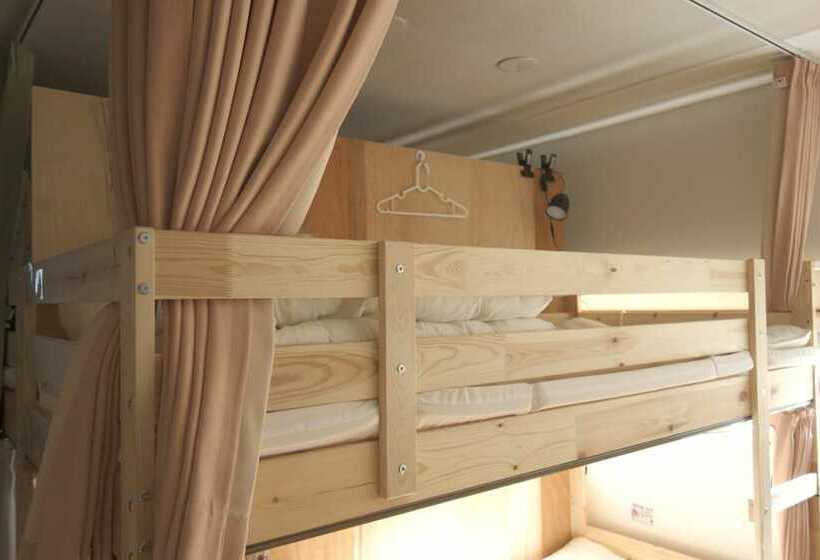 Кровать в Общей Комнате, Osaka Guest House Sakura