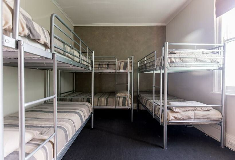 تختخواب در اتاق مشترک, The Pickled Frog