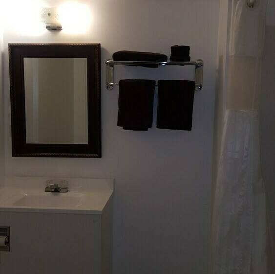 חדר סטנדרט לשלושה, Centennial Motel