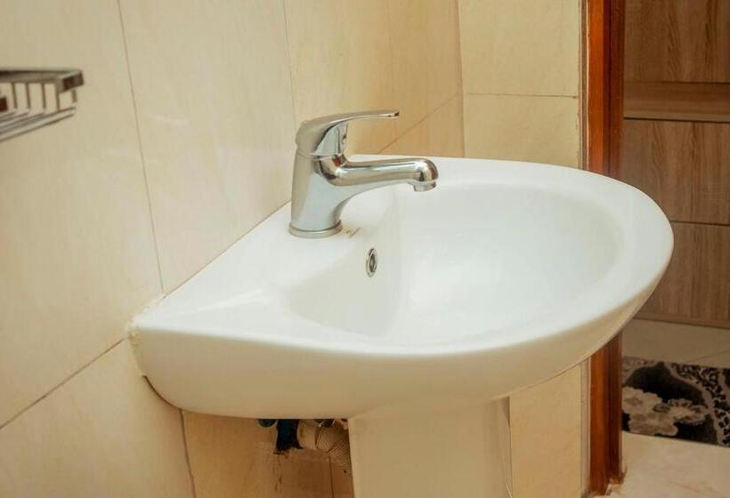 اتاق عادی, Plavender Inn