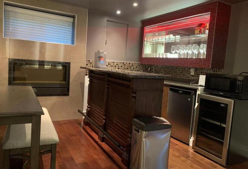 2 Bedrooms Apartment Mountain View, North Vancouver Lynn Valley Two Bedrooms Suite