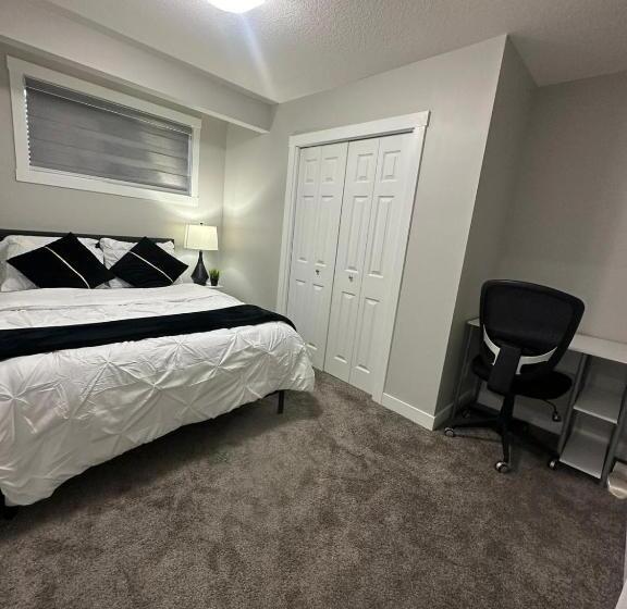 اتاق لوکس, Luxurious Home In Nw Calgary, Free Parking, High Speed Internet, Near Grocery And Airport