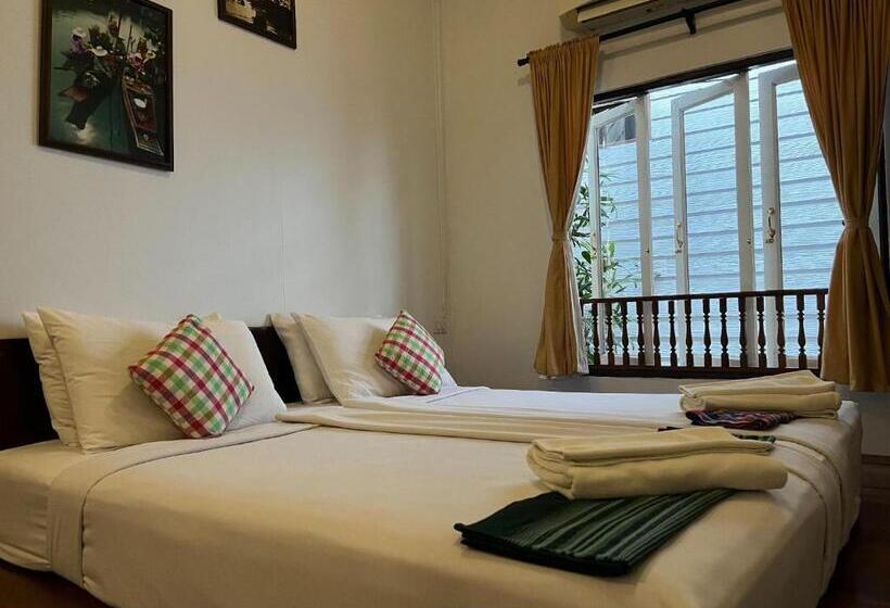 디럭스 스위트 킹 침대, Thanicha Resort Amphawa