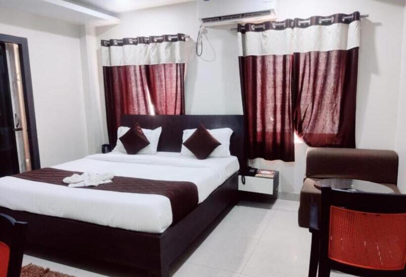 Номер Deluxe, Shivangi Puri