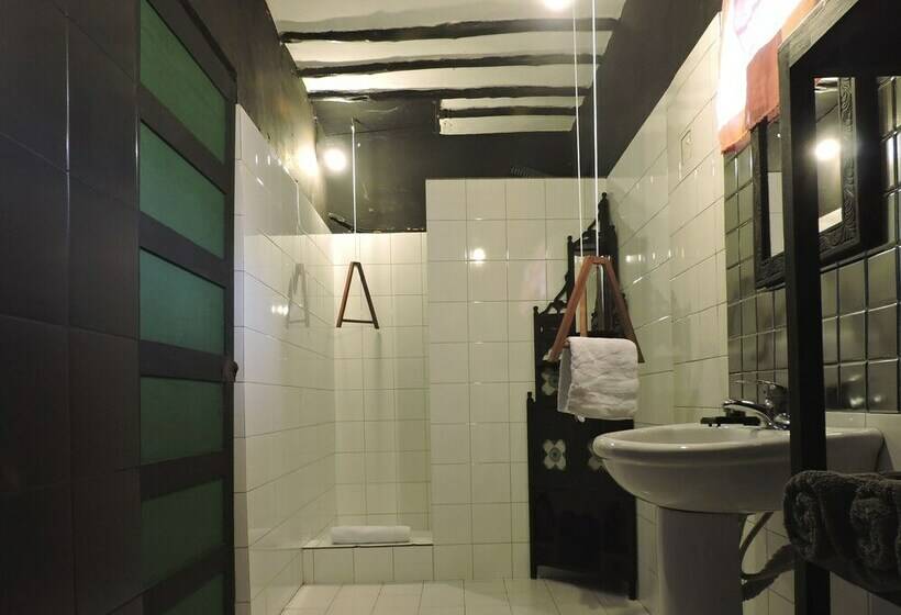 스탠다드 방갈로, Paje By Night Bungalows