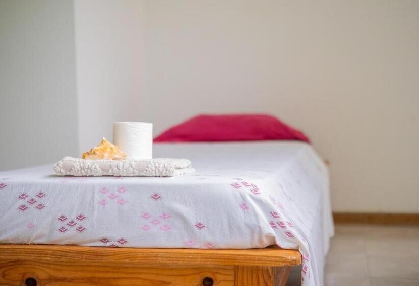اتاق استاندارد سه تخته با سرویس بهداشتی مشترک, Simabo's Backpackers' Hostel