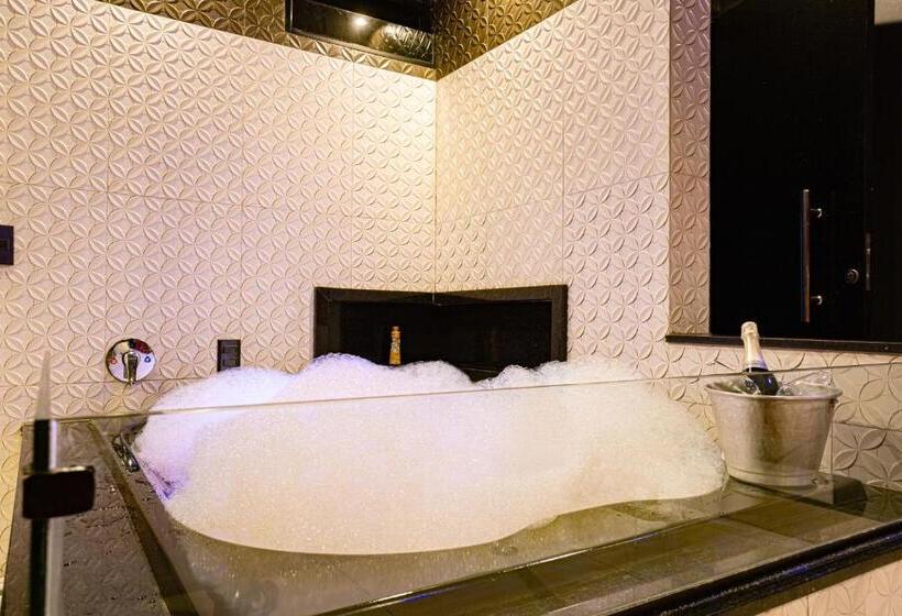 سوئیت با وان آب گرم, Euphoria Motel