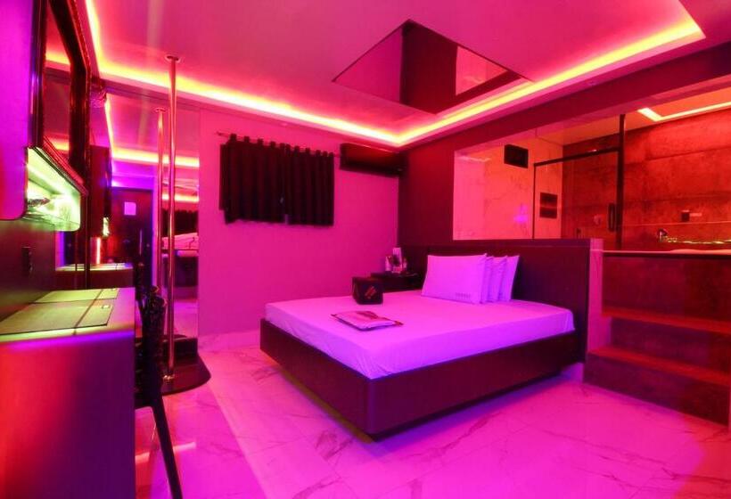 سوییت دوبلکس, Euphoria Motel