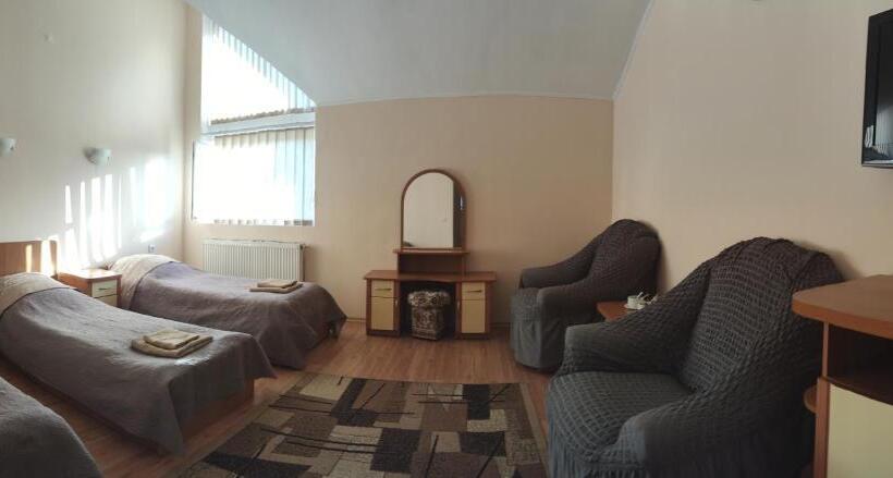 Habitación Triple Estándar, Zabava Guest House
