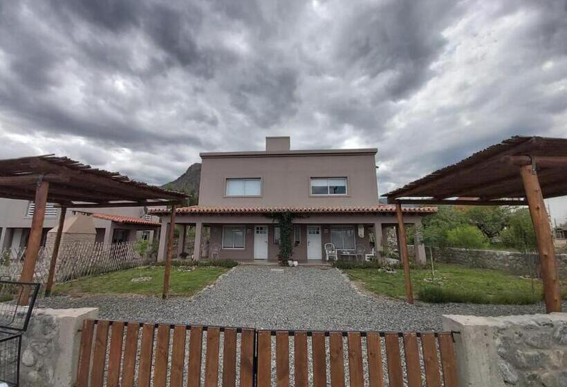 کلبه ییلاقی, Hospedaje Los Cardones