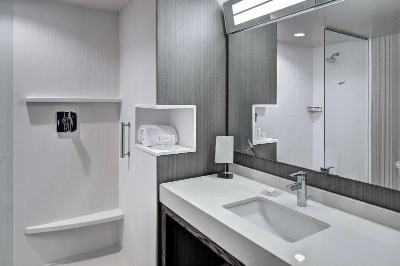 Стандартный Номер Кровать Кинг, Courtyard By Marriott Appleton Riverfront