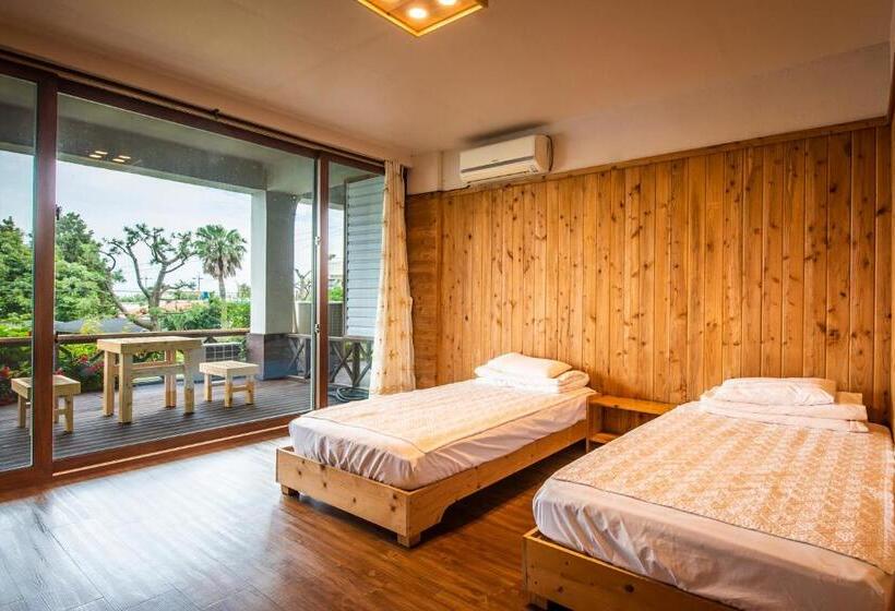 Номер Стандарт с Балконом Вид на Сад, Galeum Guesthouse